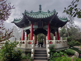 Obraz premium Beautiful and ornate Japanese pagoda surrounded by nature