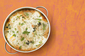 Sopa de pan y tomate con huevo en una sartén