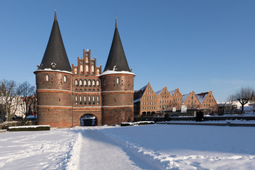 Das winterliche Holstentor in Lübeck