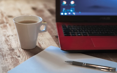 Laptop,Stift und Tasse