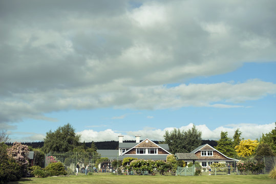 Casa rodeada de &aacute;rboles y naturaleza en un dia nuboso.