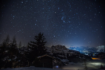 Naklejka premium Sternenhimmel in den Bergen
