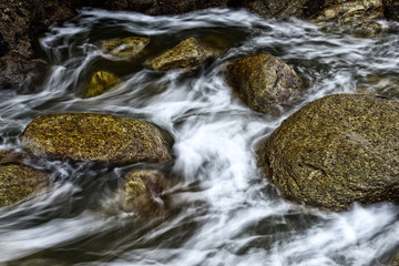 Meer, Brandung und Felsen