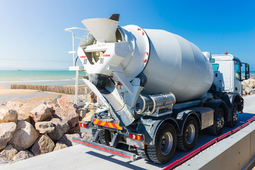 marche arrière avec un camion de béton sur le chantier
