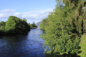 Fototapeta premium Fluss Oich bei Fort Augustus, Loch Ness in Schottland United Kingdom