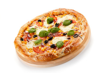 Vegetarian pizza with corn and olives 