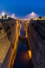 Foto auf Acrylglas Kanal Kanal von Korinth bei Nacht