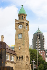 Hamburg Hafen mit Pegelturm zur Vermessung der Wassertiefe und Tide im Stadtteil St.Pauli an den Landungsbrücken