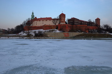 Zamek na Wawelu w Krakowie i zamarznięta rzeka Wisła, sroga zima, arktyczna temperatura
