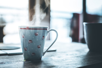 Dampfende Teetasse am Morgen