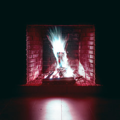 Chimenea encendida. Periodico quemado con la noticia de concierto Mark Knopfler.