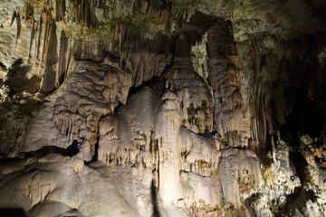 Jaskinia Postojna, Słowenia. Formacje wewnątrz jaskini ze stalaktytami i stalagmitami.