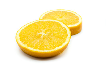 orangenscheibe orangenscheiben apfelsinenscheibe apfelsinenscheiben  isoliert freigestellt auf...