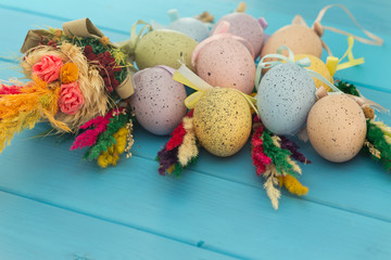 Obraz premium Traditional Easter eggs and decoration on wooden blue background.