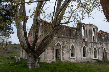 Fototapeta na wymiar Mosteiro em ruínas e abandonado