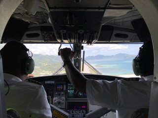 Piloten im Anflug auf Insel, Praslin, Mahe, Seychellen