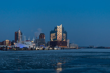 Fototapeta na wymiar Elbphilharmonie Hamburg im Winter