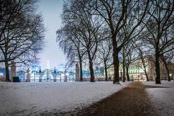 Snow Green park in the night, London - obrazy, fototapety, plakaty