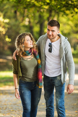 Obraz premium Loving couple on dating in autumn park. Love and romance.