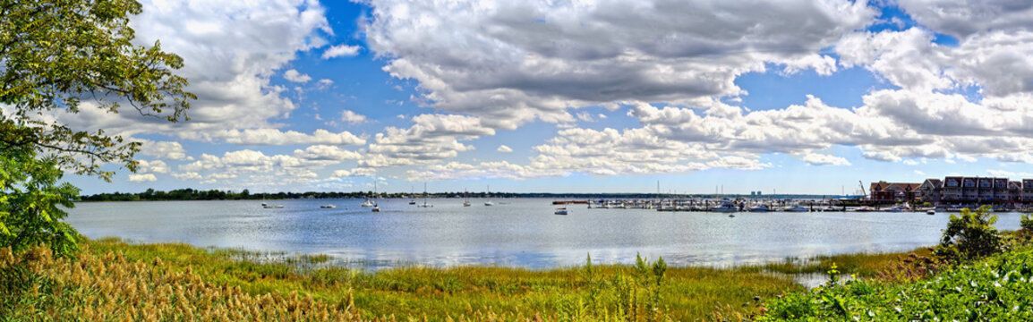 Fototapeta Panoramic view of Eastchester Bay in Pelham Bay Park, Bronx, New York City, USA