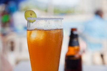 Cerveza con sal y limón 