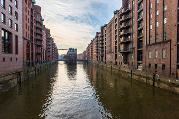 Naklejka premium Kanal in der Speicherstadt von Hamburg