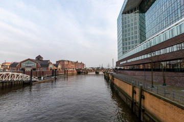 Fototapeta na wymiar Blick von der Oberbaumbrücke in Hamburg auf die Elbe