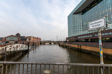 Blick von der Oberbaumbrücke in Hamburg auf die Elbe