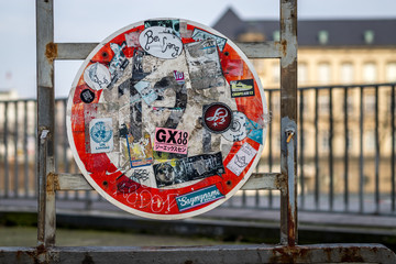 Mit Aufklebern beklebtes Verkehrsschild
