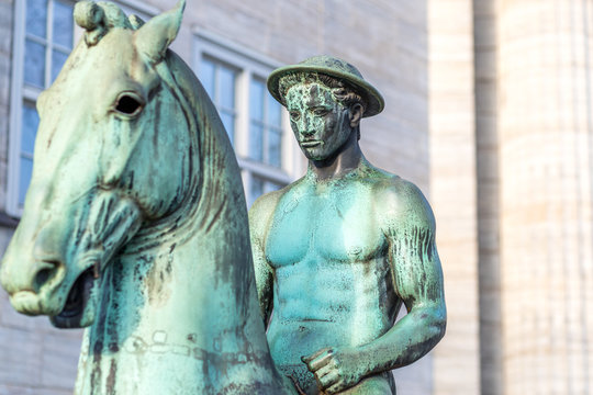 Reiterstatue vor der Hamburger Kunsthalle