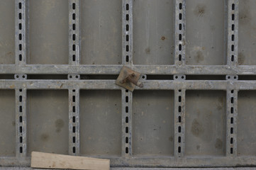 Schalungselemente im Einsatz mit Verschraubung Brückenneubau Betonarbeiten Detailaufnahme .Formwork elements in use with screw connection New bridge construction Concrete work Detail view