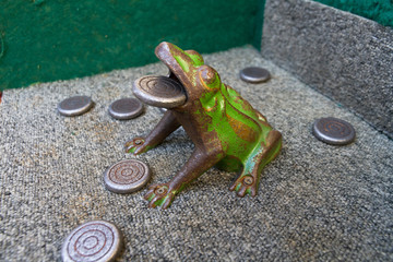  Juego de la Rana llamado juego del sapo también. Rana verde con fichas metalicas que se han de...