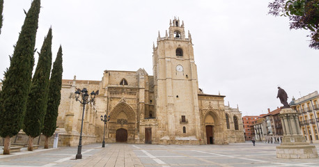 Plaza y Catedral de Palencia en España
