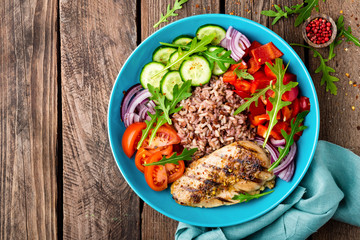 Grilled chicken breast. Fried chicken fillet and fresh vegetable salad of tomatoes, cucumbers, pepper, lettuce and arugula leaves. Chicken meat with salad. Healthy food
