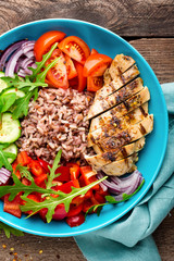 Grilled chicken breast. Fried chicken fillet and fresh vegetable salad of tomatoes, cucumbers, pepper, lettuce and arugula leaves. Chicken meat with salad. Healthy food