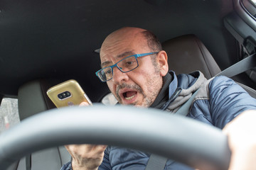 Smartphone al volante pericolo costante
