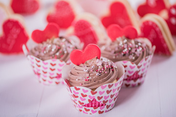 valentine wedding cupcakes heart and sprinkles 