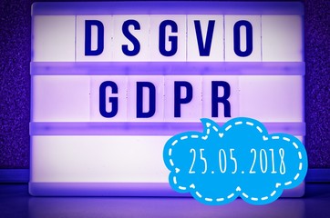 Leuchttafel mit der Aufschrift DSGVO und GDPR(Datenschutzgrundverordnung) lila in englisch GDPR...