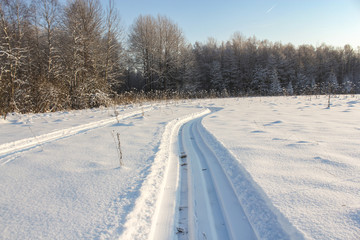 Fototapeta na wymiar Ski track along the edge of the forest.