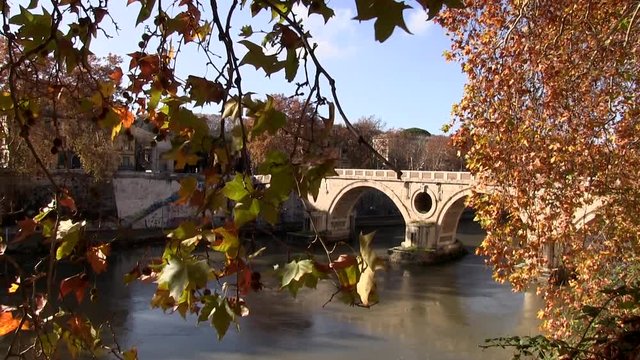 Roma, Italia. Autunno. Fiume Tevere, Ponte Sisto.