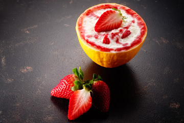 milchreis mit erdbeeren in melonenschüssel