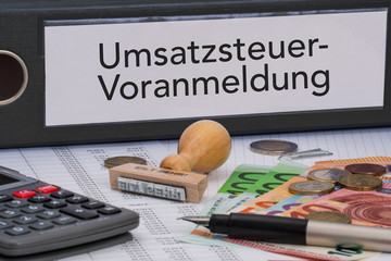 Aktenordner (schwarz) mit Beschriftung Umsatzsteuer-Voranmeldung