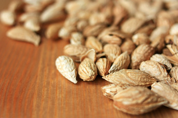 Fried inshell almonds