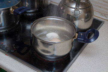 cook eggs on an electric stove