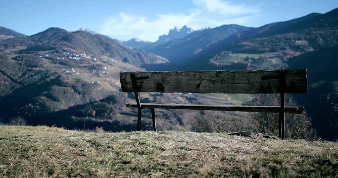 Panchina su un'immensa vallata di montagna sulle Alpi