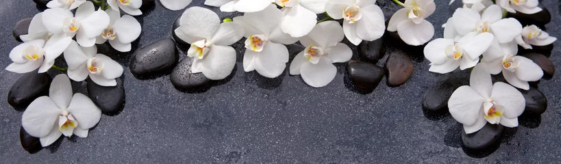 Foto auf Acrylglas Badekurorthintergrund mit weißer Orchidee und schwarzen Steinen. © Swetlana Wall