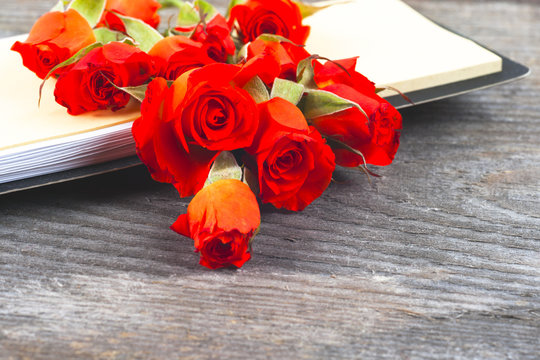 red roses on wooden board, Valentines Day background, mothers Day.