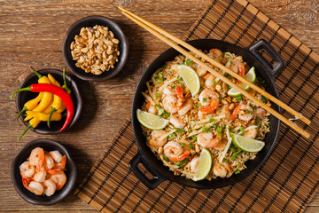 Fried rice with shrimp in Thai.
