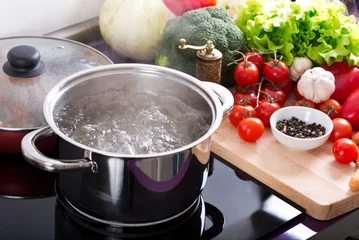 Afwasbaar Fotobehang Koken kokend water in een kookpot op het fornuis