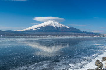 Beautiful landscape of Fuji mountain in winter, Japan © pakorn482137
